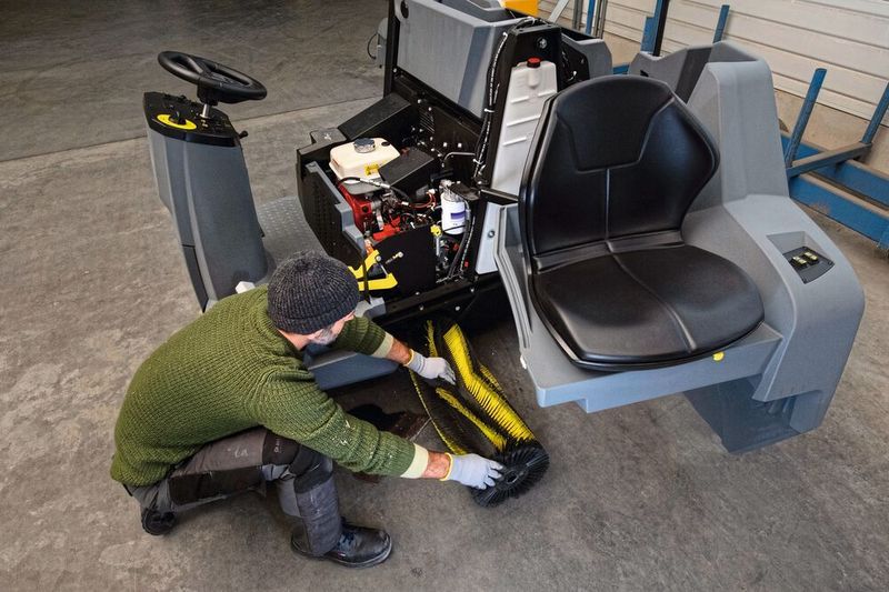 Der werkzeuglose Austausch von Hauptkehrwalze, Filter und anderen Komponenten erleichtern das Arbeiten. (Kärcher)