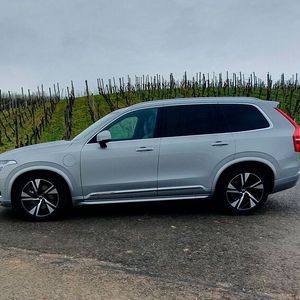 2. Die Abmessungen: Der Volvo XC90 ist gut 4,9 Meter lang, 2,1 Meter breit (inkl. Außenspiegeln) und knapp 1,8 Meter hoch.(Bild:  Mauritz – VCG)