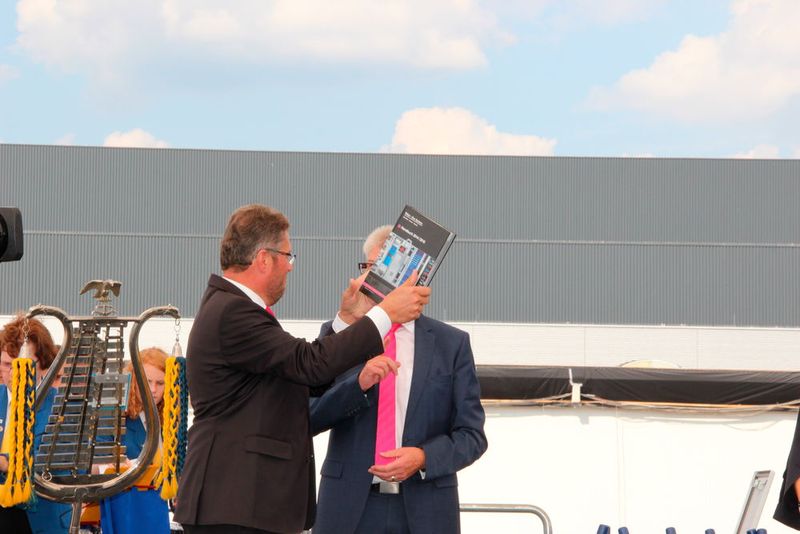 Selbstverständlich muss auch das Handbuch Rittal - das System in den Grundstein. (Bild: Reinhold Schäfer)