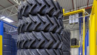 Das Transportband zum Reifenheber transportiert Stapel bis 2,2 m Höhe. (Bild: Bohnenkamp)