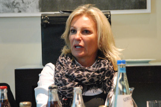 „Miss Tagesschau“ ist zurück: Die Moderatorin Sabine Christiansen sammelte die Fragen der Delegierten für die anschließende Diskussionsrunde mit Vertretern von Toyota Deutschland. (Mauritz)