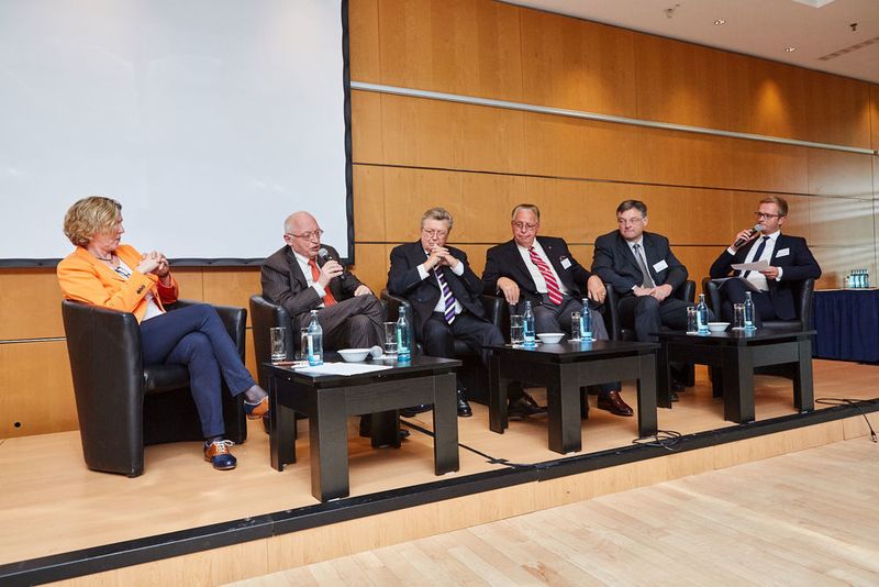 Über den politischen Wandel und seine Folgen für die Industrie diskutierten (v. l. n. r.) Sylke Tempel, Günter Verheugen, der ehelmalige VDMA-Präsident Dr. Reinhold Festge, der Unternehmer Prof. Dr. Hans J. Naumann sowie Holger Zastrow, Vorsitzender der FDP Sachsen. Christian Mattheé (re.) vom Rundfunk Berlin-Brandenburg moderierte die Podiumsdiskussion. (VDMA Ost)
