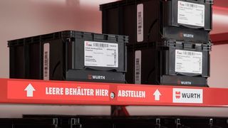 Der intelligente Regalboden ishelf von Würth dient zur nahtlosen Materialversorgung aus dem Kanban-Lager. Er gehört zur CPS-RFID-Systemfamilie, die jetzt über 10 Jahre erfolgreich im Praxiseinsatz ist, wie Würth betont. (Würth)