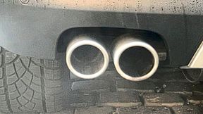Klassisches Abgas könnte auch über das Jahr 2030 hinaus aus Neuwagen entweichen. Das komplette Verbrenner-Aus steht endgültig vor dem Aus. (Bild: Seyerlein)