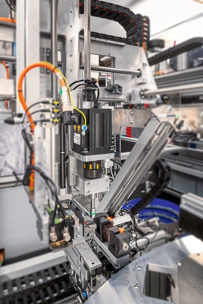 Ein Drei-Achs-Portal greift sich eine Schraube mit der dazugehörigen U-Scheibe und fördert sie zu einer Station, die beide Komponenten mit Kupfer bepastet. (Bild: STÖBER Antriebstechnik GmbH + Co. KG)