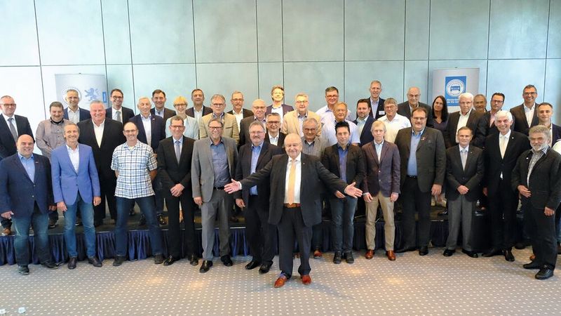 Im Vorfeld zur 75-Jahr-Feier des Kfz-Landesverbands Hessen trafen sich die Delegierten zu ihrer Mitgliederversammlung in Wiesbaden. (Bild: Zietz/»kfz-betrieb«)