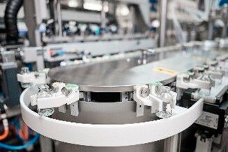 Bei der Variofiill entfällt die Verwendung von Pucks und anderen führenden Formatteilen, was den Transport besonders schonend gestaltet (Bild: Rotzinger PharmaPack)