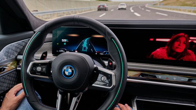 BMW verzichtet wie Mercedes künftig auf hochautomatisiertes Fahren.(Bild:  BMW)