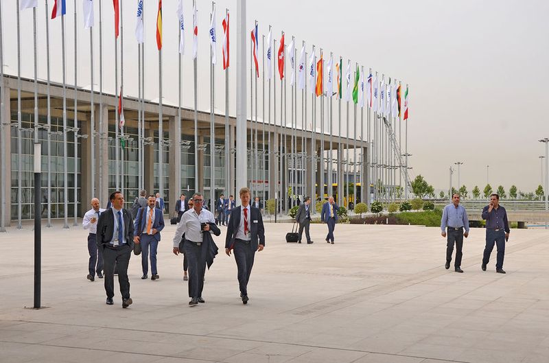Besucher auf dem Weg zum zweiten Messetag der AMB Iran. Über 40 Unternehmen aus dem Iran stellten auf der Messe aus. (Jablonski)