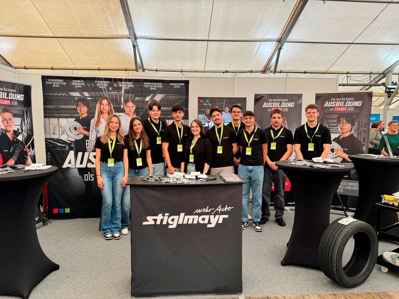 Standbesetzung beim „Ausbildungskompass“ in Geisenfeld: (v. l.) Lena Hartmann, Vanessa Meier, Noah Marbach, Leon Biele, Ramona Müller, Eray Esmer, Björn Schwinn, Stefan Mayer, Elias Mayr, Fabian Regler. (Bild: Stiglmayr)