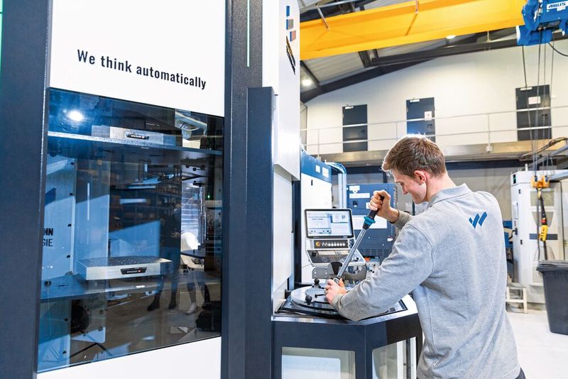 Ergonomischer und hauptzeitparalleler Rüstplatz des Paletten-Terminals Work-S für Spannpaletten 400 x 400 mit Transfergewichten bis 300 Kilogramm, automatischer Höhenkon- trolle und Schutzhaube. (Bild: Wassermann Technologie)