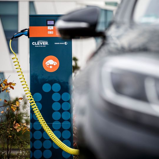 Die Neuzulassungszahlen von Plug-in-Hybriden sind in den ersten vier Monaten hierzulande um mehr als 200 Prozent gestiegen.(Bild:  Daimler)