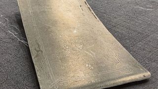 Ein faserverstärktes Kunsstoffteil, das im Rahmen des Projekts „FreePreg“ mit speziellen lokalen Verstärkungen auf seiner Rückseite gefertigt wurde. So können Composite-Teile optimiert werden. (Bild: ITA)