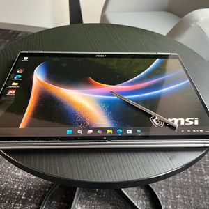 ... und im Tablet-Modus. Zum Lieferumfang des Prestige Flip 14 AI+ gehört mit dem MSI-Nano-Pen ein kleiner aktiver Stift.(Bild:  Vogel IT-Medien)