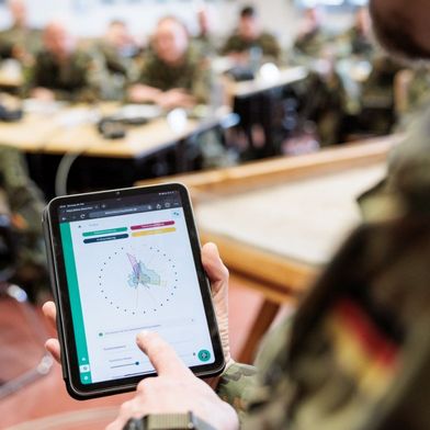 fkie-fraunhofer-entwickelt-ki-gestuetztes-lernmanagementsystem-fuer-die-bundeswehr-1440x810v1 (Source: Philipp Plum / Fraunhofer FOKUS)