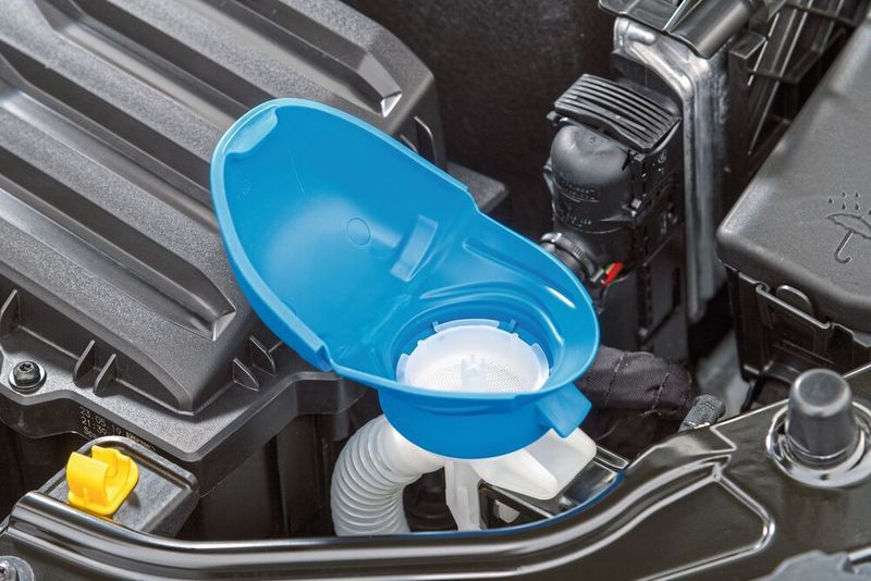 Aufklappbarer Trichter zum sauberen Einfüllen von Waschwasser. (Skoda)