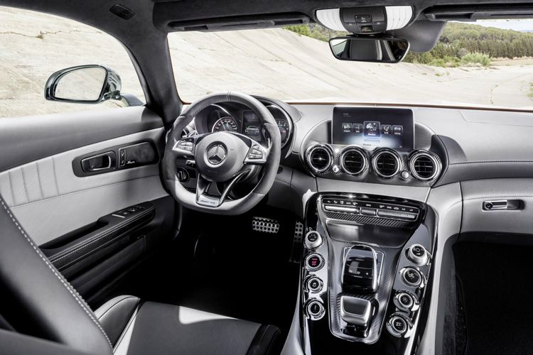 Innenraum und Cockpit präsentieren sich ähnlich klassisch wie das Außendesign. Hier fällt vor allem die dem Motorblock nachempfundene Mittelkonsole auf. Vier Knöpfe an jeder Seite verweisen auf den V-8-Motor des GT.  (Foto: Daimler)