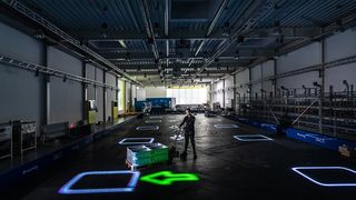 Das dynamische Leitsystem LARS wirft Informationen per Laserprojektion direkt auf den Boden der Lagerhalle. (Bild: Fraunhofer IML)