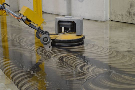 Zur Überarbeitung wird hier eine Altbeschichtung mithilfe von „StoDivers GR“ gemäß Reinigungsanleitung mit schwarzem Pad gereinigt.(Bild:  Stocretec)