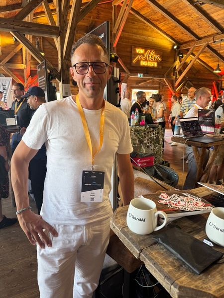 Josh Bayer (Trend AI) mit innovativen KI-Lösungen von Trend Micro (Bild: Vogel IT-Medien GmbH)