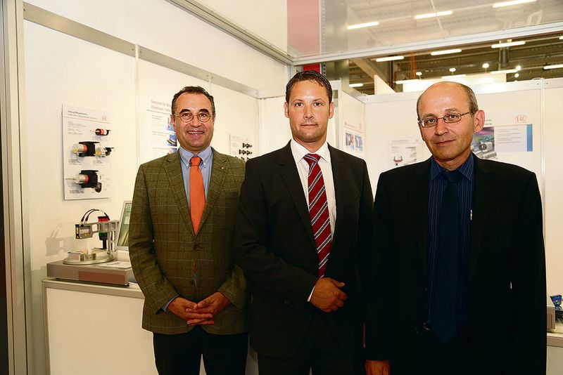 Am Stand von Micro Epsilon auf der Sindex 2016 (vlnr): CEO Gernot Possmann, Vertriebsleiter Schweiz Matthias Caliebe und Erich Winkler, Produktmanager Sensorik. (Anne Richter, SMM)
