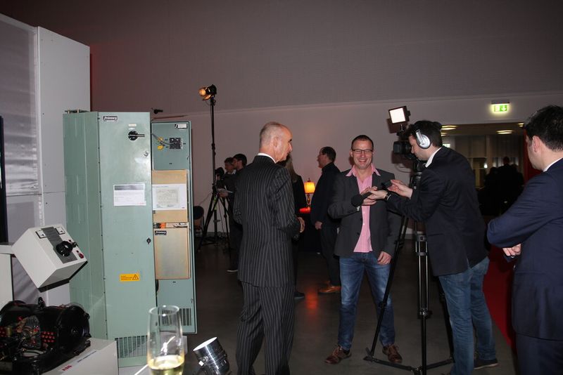Hendrik Weiler, President / Division Manager Discrete Automation and Motion bei ABB, im Gespräch mit dem MM-Webcast-Team über den mitgebrachten Motor. Drehzahlgeregelte Antriebe sind heute in der Industrie nicht mehr wegzudenken. Elektrische Energie in mechanische umzuwandeln mit möglichst wenig Verlusten umzuwandeln – das prägte die Entwicklungen in der Antriebstechnik, die ABB maßgeblich mitbestimmte. (Bild: Finus)