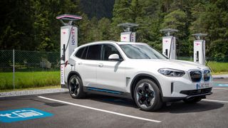 Um die Klimaziele zu erreichen, müssen Autobauer mehr E-Autos verkaufen. (Bild: BMW)