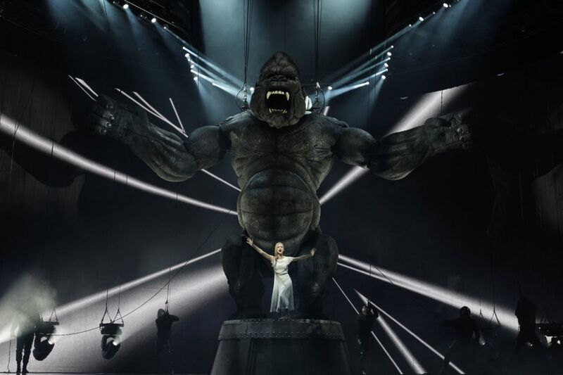 In Australien erobert ein automatisierter King Kong die Musical-Bühne. In dem 12 t Modell stecken unter anderem auch 3.000 m Leitungen von Lütze aus Weinstadt. (King Kong The Musical/ Jeff Busby)