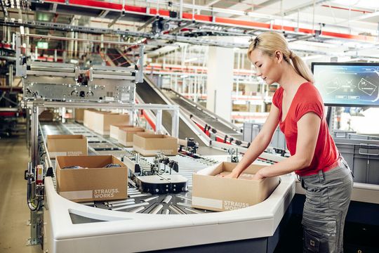Im hessischen Schlüchtern sind in der CI Factory bei Engelbert Strauss 28 Ware-zum-Mann-Kommissionierarbeitsplatz – vielmehr müsste es hier heißen: „Ware-zur-Frau“ – im Einsatz. Im hessischen Schlüchtern sind in der CI Factory bei Engelbert Strauss 28 Ware-zum-Mann-Kommissionierarbeitsplatz – vielmehr müsste es hier heißen: „Ware-zur-Frau“ – im Einsatz.