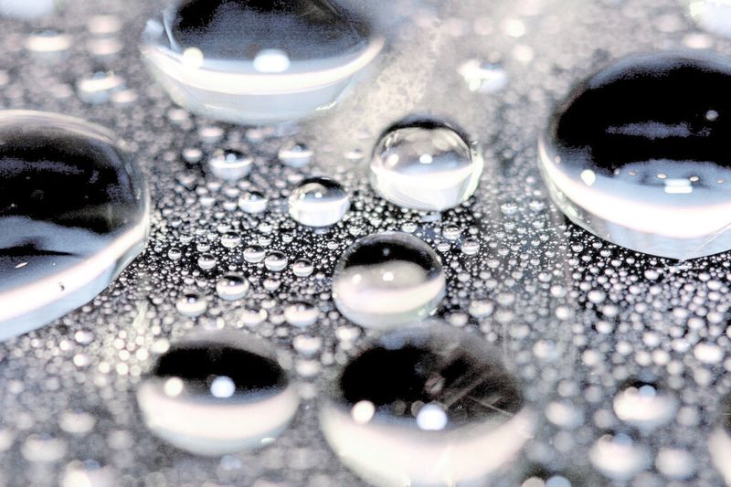 Bild 2: Die Antihaftbeschichtung der nanoveredelten Oberfläche sorgt dafür, dass die Lotpaste nicht auf der Schablone und in den Aperturen kleben bleibt. (Bild: Photocad)