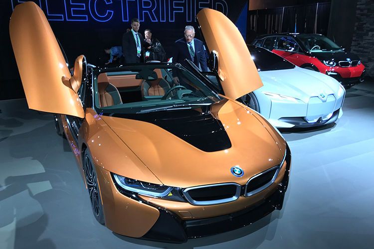 BMW stellt in Los Angeles erstmals den i8 Roadster vor. (Bild: Grundhoff)