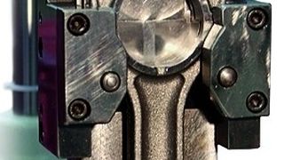 Eingespanntes Pleuel in der Montagestation. Die Steuerung des Schraubsystems erkennt Fehler und sorgt für eine hohe Prozesssicherheit beim Verschrauben. Bilder: Atlas Copco Tools (Archiv: Vogel Business Media)