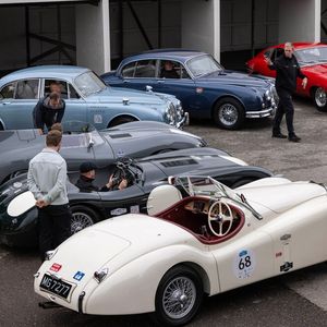 Mit seiner roten Farbe konnte sich der E-Type auffällig von den anderen Fahrzeugen und dem meist grauen Himmel abheben.(Bild:  Jaguar)