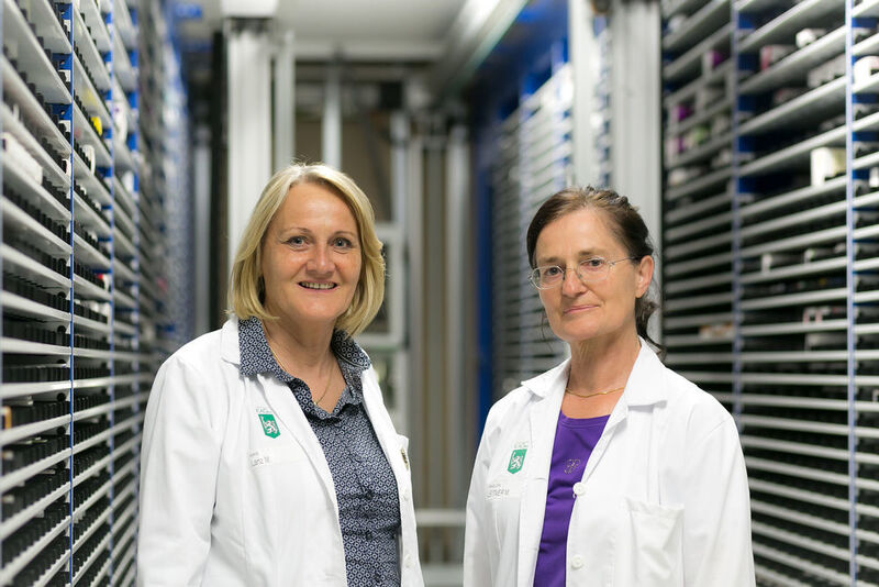 Dr. Marianne Leitner (r.) und die Managerin des Logistikprojekts, Maria Lanz, von der Krankenhausapotheke des LKH Graz zeigen sich Begeistert vom Hightech-Kommissioniersystem. (Knapp)