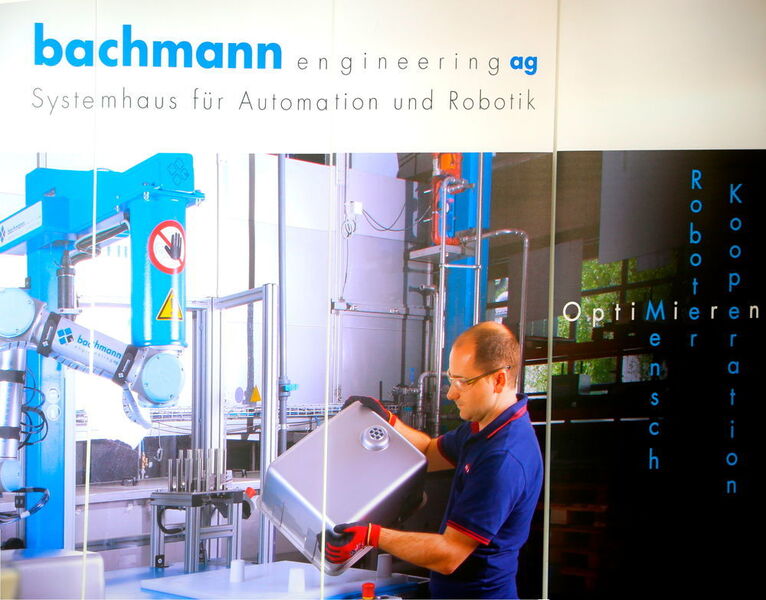 L'intégrateur de robots Bachmann engineering AG s'exprime par une sorte de mot croisé montrant sa volonté de coopérer et de proposer des solutions robotisées optimisées ou l'homme n'est pas laissé de côté. (JR Gonthier)
