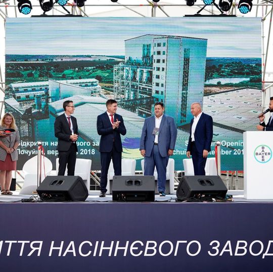 Offizielle Einweihung der neuen Saatgutaufbereitungsanlage von Bayer: (v.l.n.r.) Dirk Backhaus, Mitglied des Executive Leadership Teams der Bayer-Division Crop Science und verantwortlich für Product Supply, Victor Sheremeta, Stellvertretender Minister für Landwirtschaftspolitik und Ernährung der Ukraine, Igor Gundych, Leiter der ukrainischen Regionalverwaltung Zhytomyr, und Sergiy Krolevets, Vorstandvorsitzender von Eridon, dem verantwortlichen Bauunternehmen.(Bild:  Lanxess)