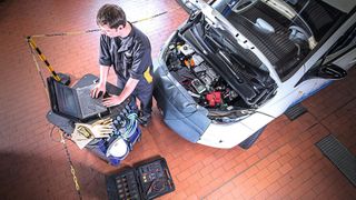 Für die aktuelle „EV After-Sales-Studie“ von Uscale wurden rund 2.200 Halter von E-Autos befragt. (Bild: Pro Motor)