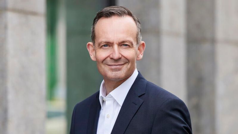 Volker Wissing sieht Hybridfahrzeuge als Chance, um den Umstieg vom fossilen Verbrennungsmotor zum Elektromotor zu erleichtern.(Bild:  Laurence Chaperon)