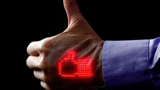 Das „Skin Electronics“-System ermöglicht die nicht-invasive Gesundheitsüberwachung zu Hause. Ärzten und Angehörige können via Fernzugriff auf biometrische Daten, die drahtlos auf eine medizinische Cloud übertragen werden, zugreifen. (Bild: 2018 Takao Someya Research Group)