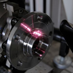 Der Laser entfettet Bauteile im Fahrzeugantriebsstrang.