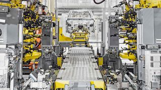 Hat das  klassische Fließband in einer digitalen Automobilproduktion noch bestand? Zumindest wird es sehr schwer, etwas Effizienteres zu finden. (Bild: ©Stefan Warter/Audi AG)