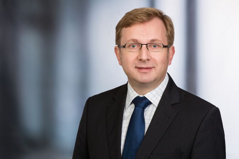 Matthias Zacher, Manager Research und Consulting bei IDC: „Neben den Projekten, die die Firmen gezielt anstoßen, kommt KI über Apps, moderne Anwendungen und Cloud Services in Form von Updates und neuen Releases automatisch in die Fach- und IT-Abteilungen. Aus diesem Grund sollte sich jede Organisation jetzt ganz gezielt mit KI beschäftigen.