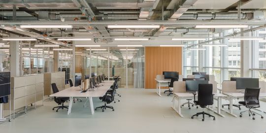 Think Tanks strukturieren die offenen Bürobereiche und leisten als Rückzugsorte einen wichtigen Beitrag zur akustischen Aufenthaltsqualität und zum Wohlbefinden. Geschlossene Wandelemente und Vorhänge sorgen außerdem für visuelle Diskretion.   							(Bild:  Strähle©Daisuke Hirabayashi)