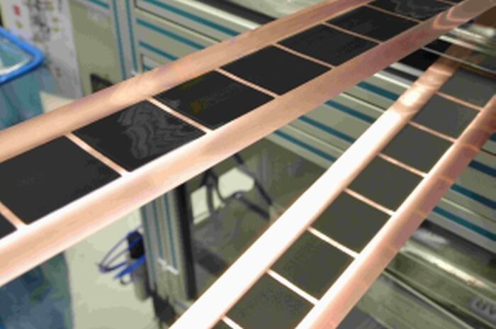 Intermittierende Beschichtung mit präzisen Kanten: Elektrodenfolienbeschichtung in Rekordgeschwindigkeit. (Bild: M. Schmitt / KIT)