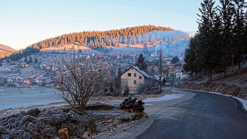 Holzheizungen sorgen für die Emissionen, die sich bei bestimmten Wetterlagen im Tal stauen. (Bild: Kristina Glojek, Universität von Nova Gorica)