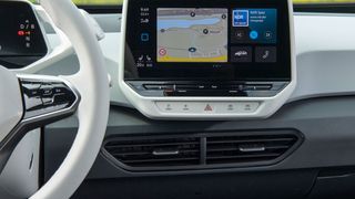 Touchscreens im Fahrzeug dürfen während der Fahrt nur kurz genutzt werden. (Bild: Volkswagen)