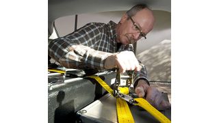 Zur professionellen und sicheren Befestigung des Ladeguts in Pkw oder Lkw eignen sich Zurrgurte in einer der Ladung angemessenen Länge. Bild: OBS/Präventionskampagne Risiko raus (Archiv: Vogel Business Media)