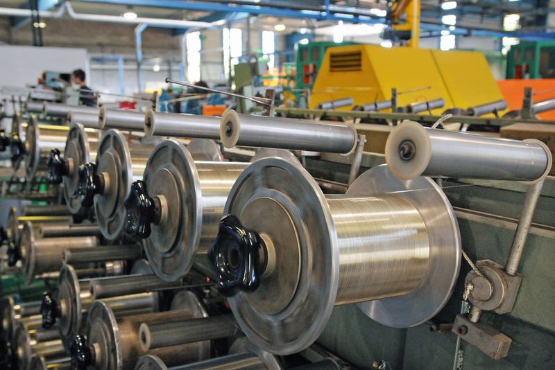 Nicht nur in der Produktion, wie hier bei der Herstellung von Kabeln, versucht man, durch Operational Excellence die Kosten zu senken. (Guenter E. Bergmann)