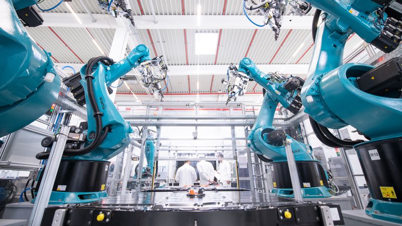 Dräxlmaier flexibilisiert mit modular aufgebauten Fertigungssystemen seine Batteriefertigung.(Bild:  Dräxlmaier)