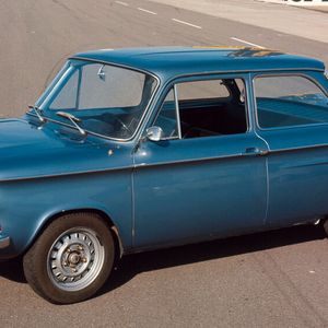 Der Prinz 1000 war die Basis für die sportlichen TT- und TTS-Modelle. Er besitzt einen quer im Heck eingebauten luftgekühlten Reihenvierzylindermootor mit obenliegender Nockenwelle und Querstromzylinderkopf und damit viel Potenzial für Leistungssteigerungen. Einzelradaufhängung mit Doppelquerlenkern an der Vorderachse und eine Schräglenkerhinterachse mit gummigelagerten Gelenken an den Rädern unterstützen ihrerseits sportliche Fahreigenschaften, wie sie damals sonst nur BMW und Porsche zu bieten hatten.(Bild:  Audi AG)